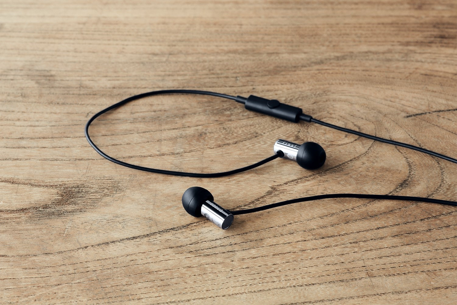 Final E3000C - In Ear Isolating Earphones with Smartphone Controls & Mic - Stainless Steel